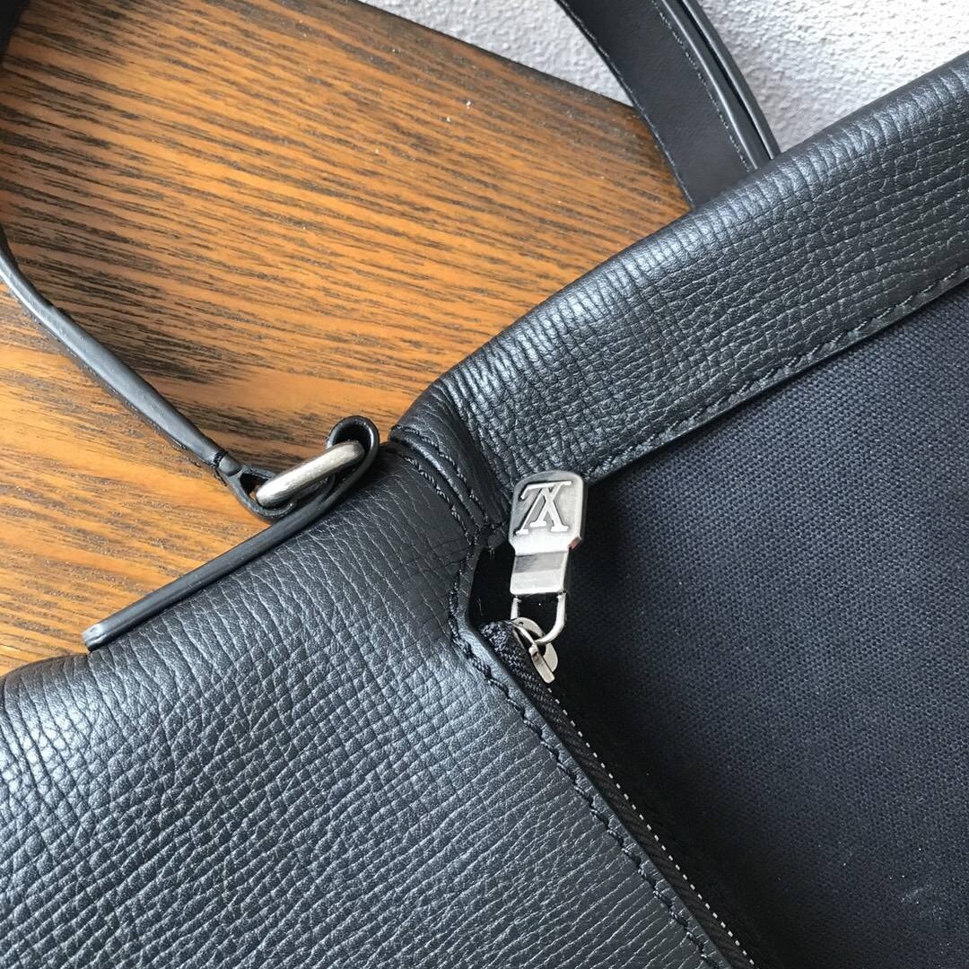 LV CANYON Message bag M54963