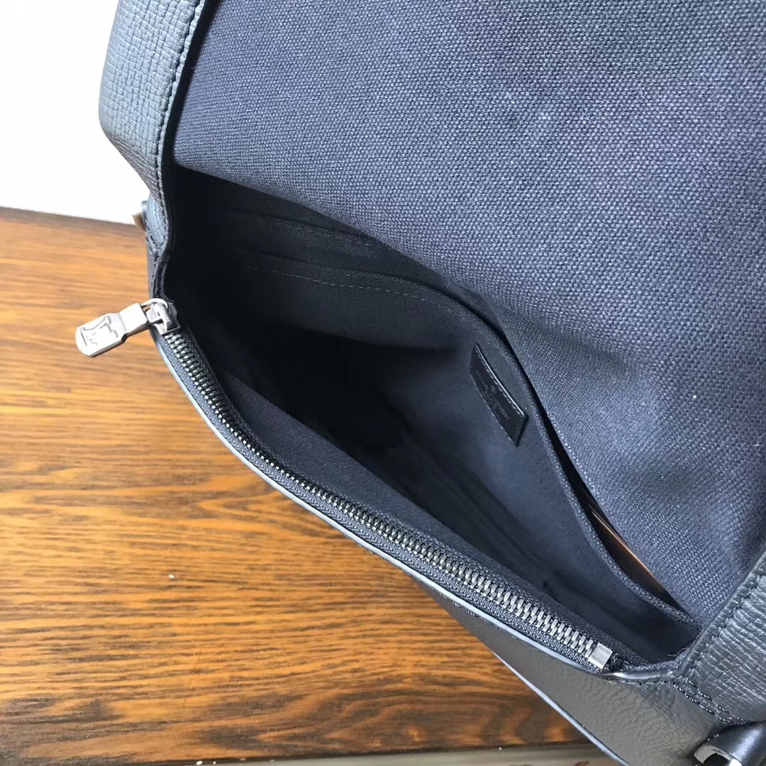 LV CANYON Message bag M54963