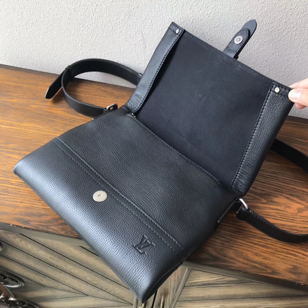 LV CANYON Message bag M54963