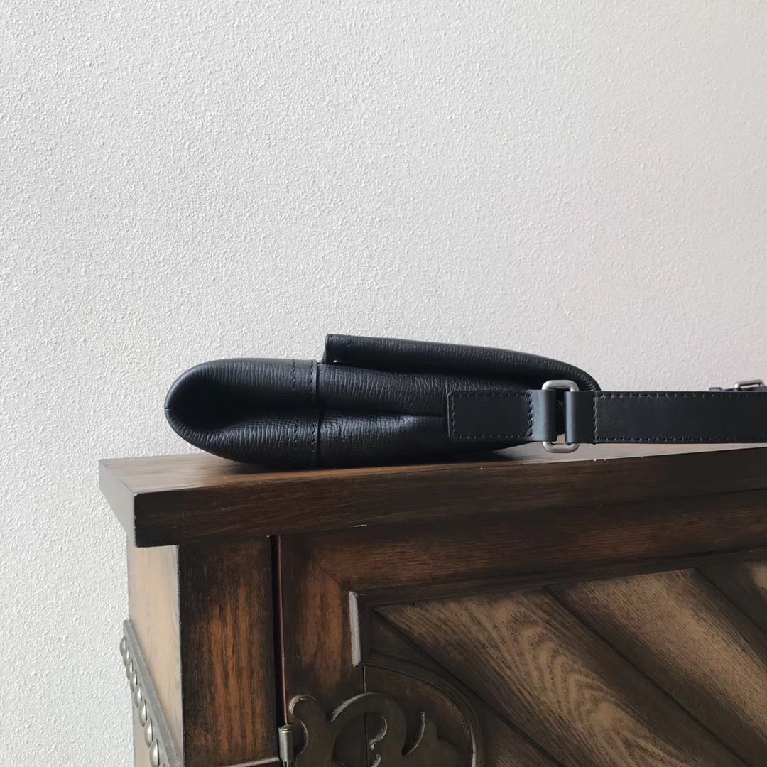 LV CANYON Message bag M54963