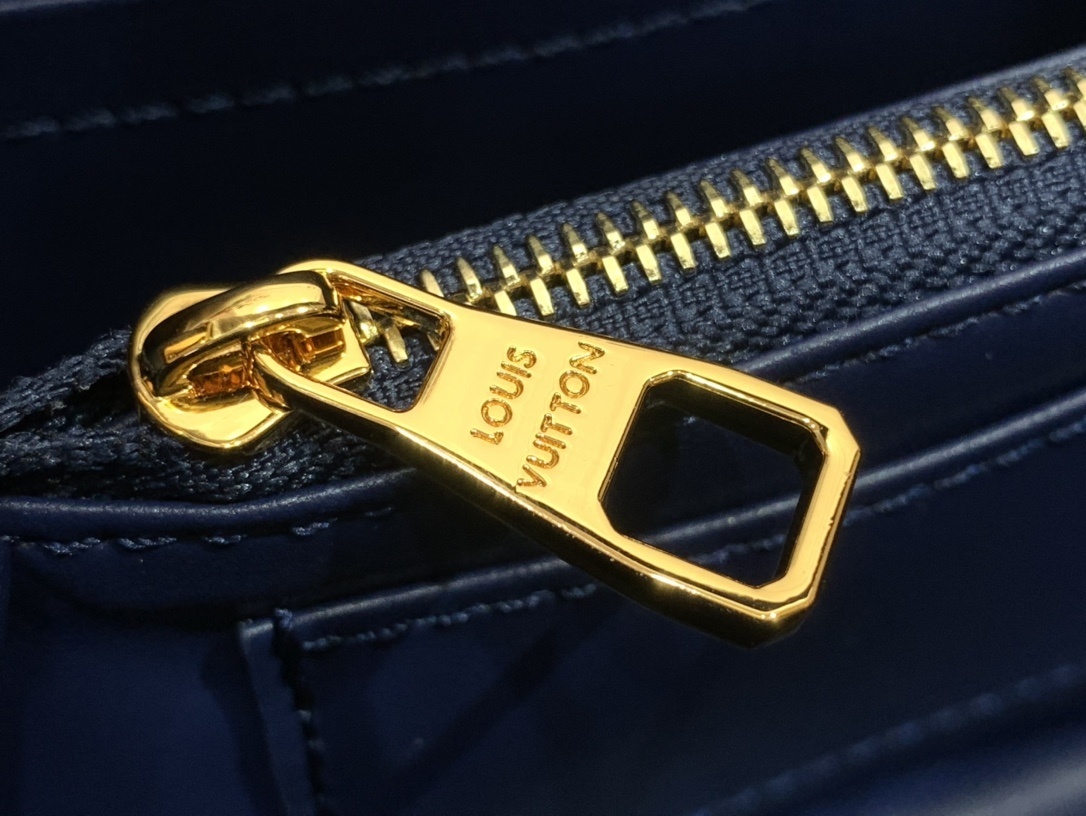 LV Capucines bb m25283