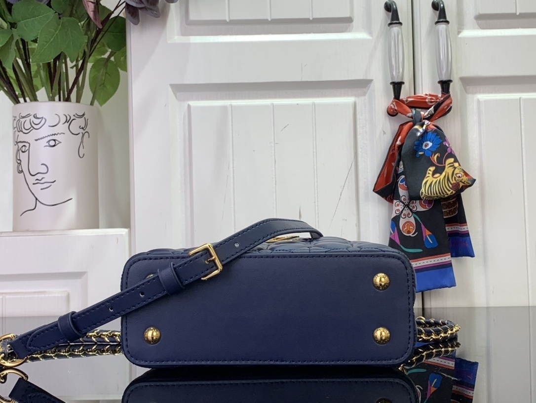 LV Capucines bb m25283