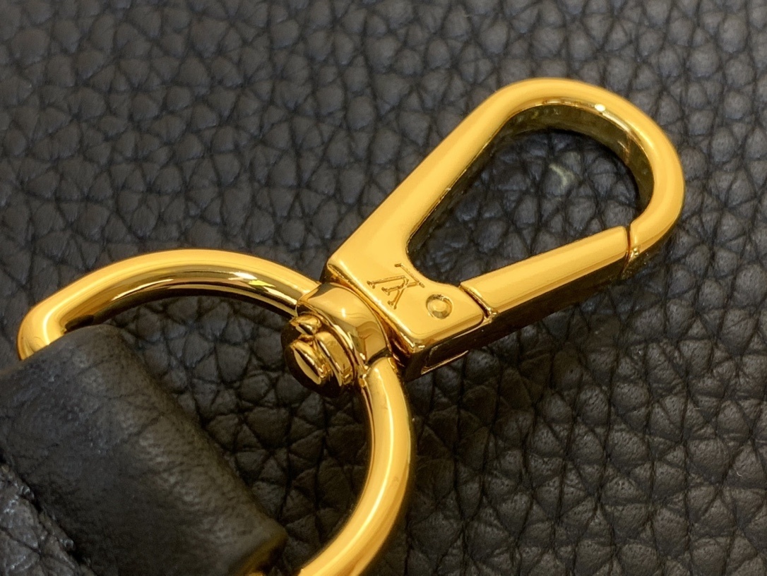 LV CAPUCINES m25903