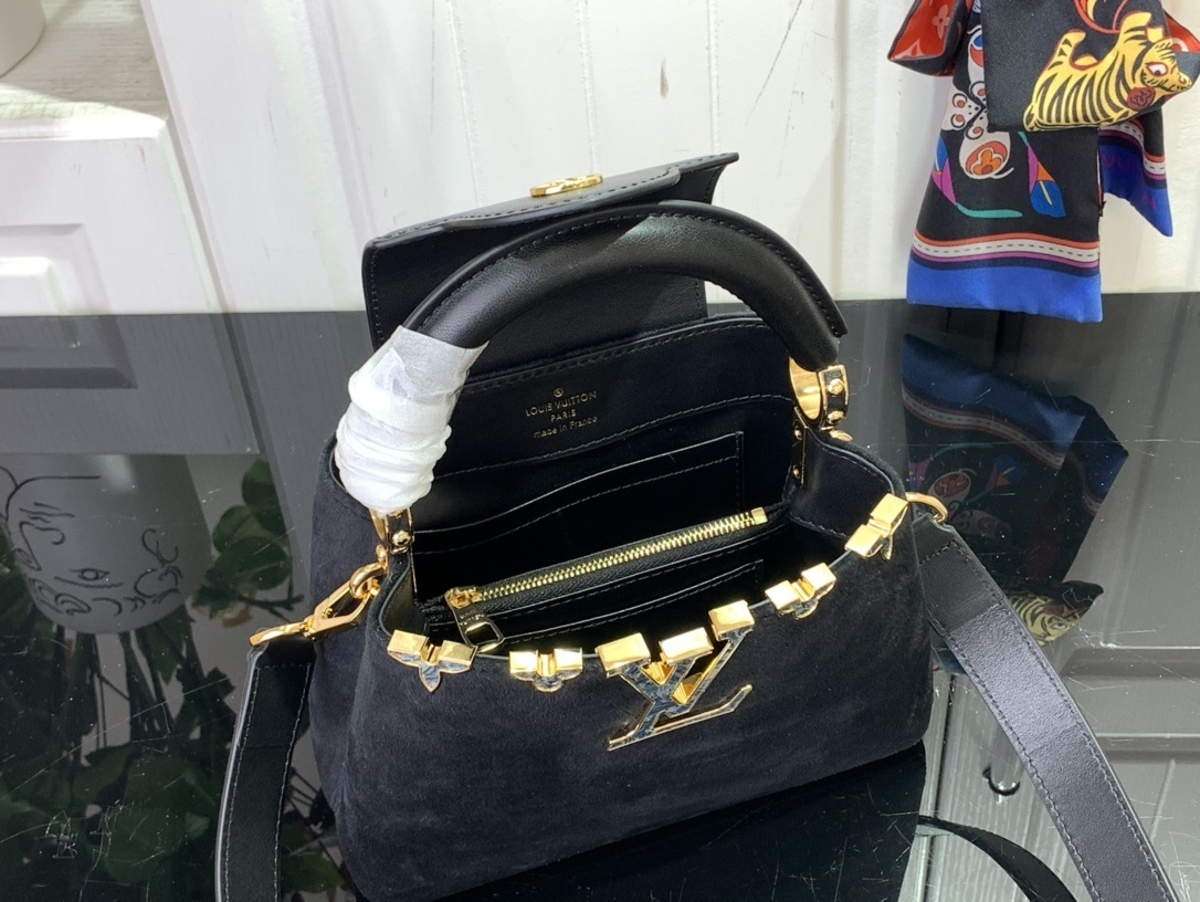 LV CAPUCINES BB m11924