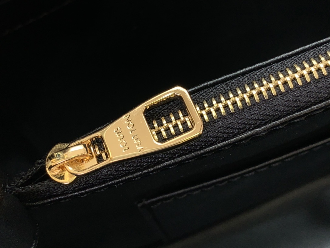 LV CAPUCINES BB m11924