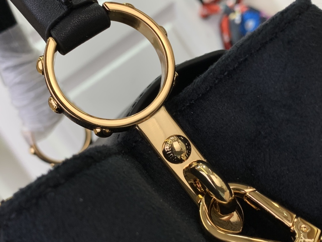 LV CAPUCINES BB m11924