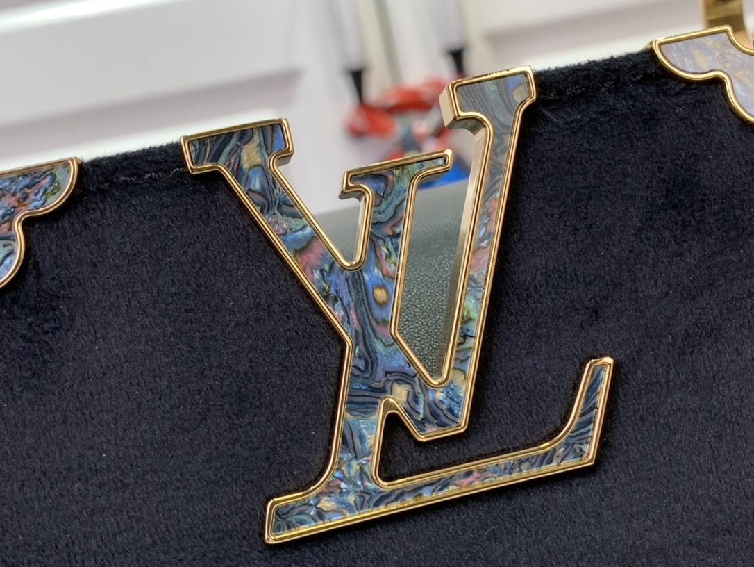 LV CAPUCINES BB m11924