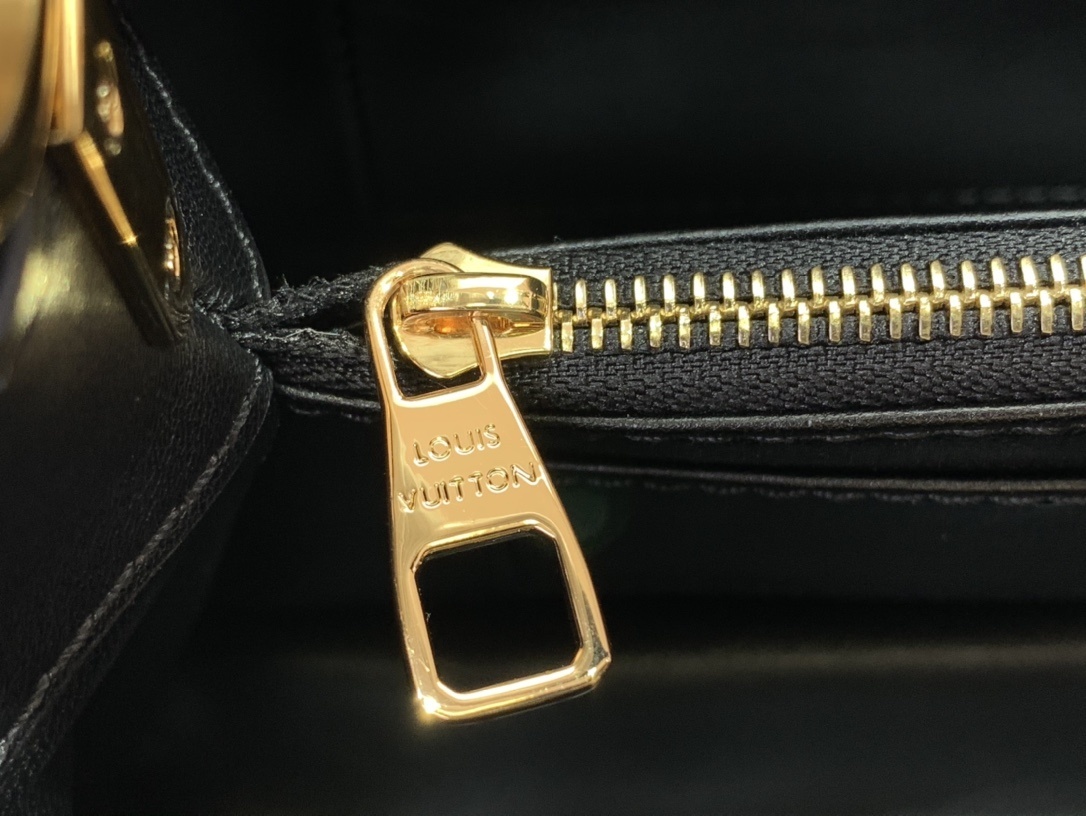 LV CAPUCINES BB m11924