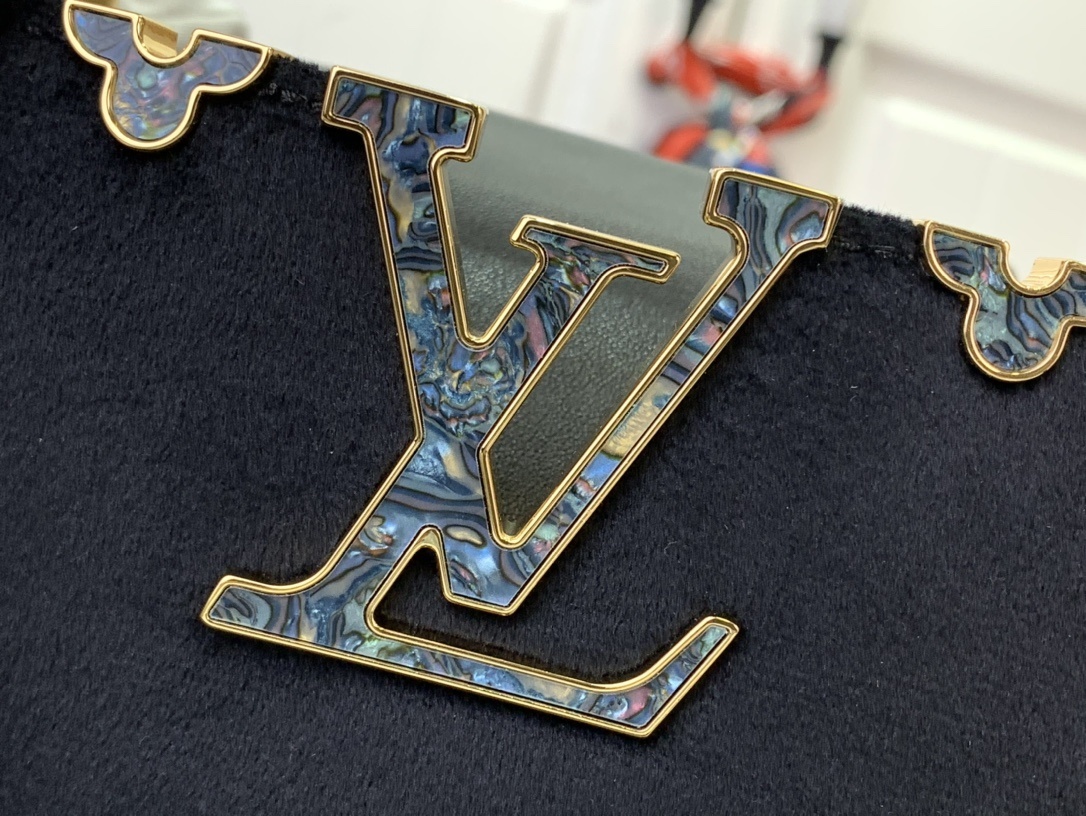 LV CAPUCINES BB m11924