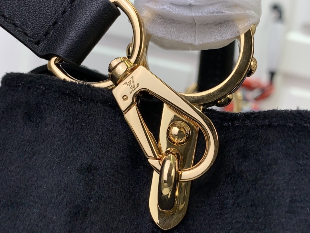 LV CAPUCINES BB m11924