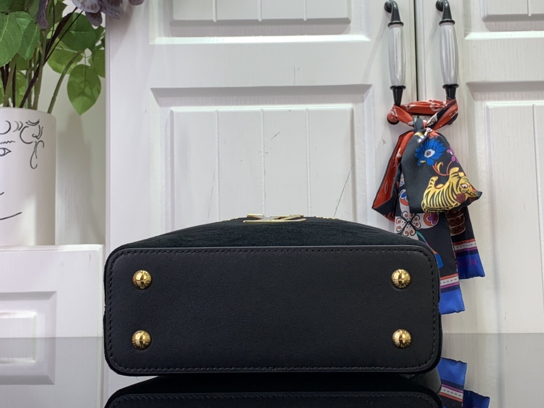 LV CAPUCINES BB m11924