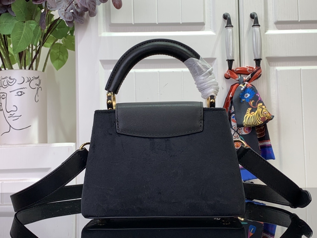 LV CAPUCINES BB m11924
