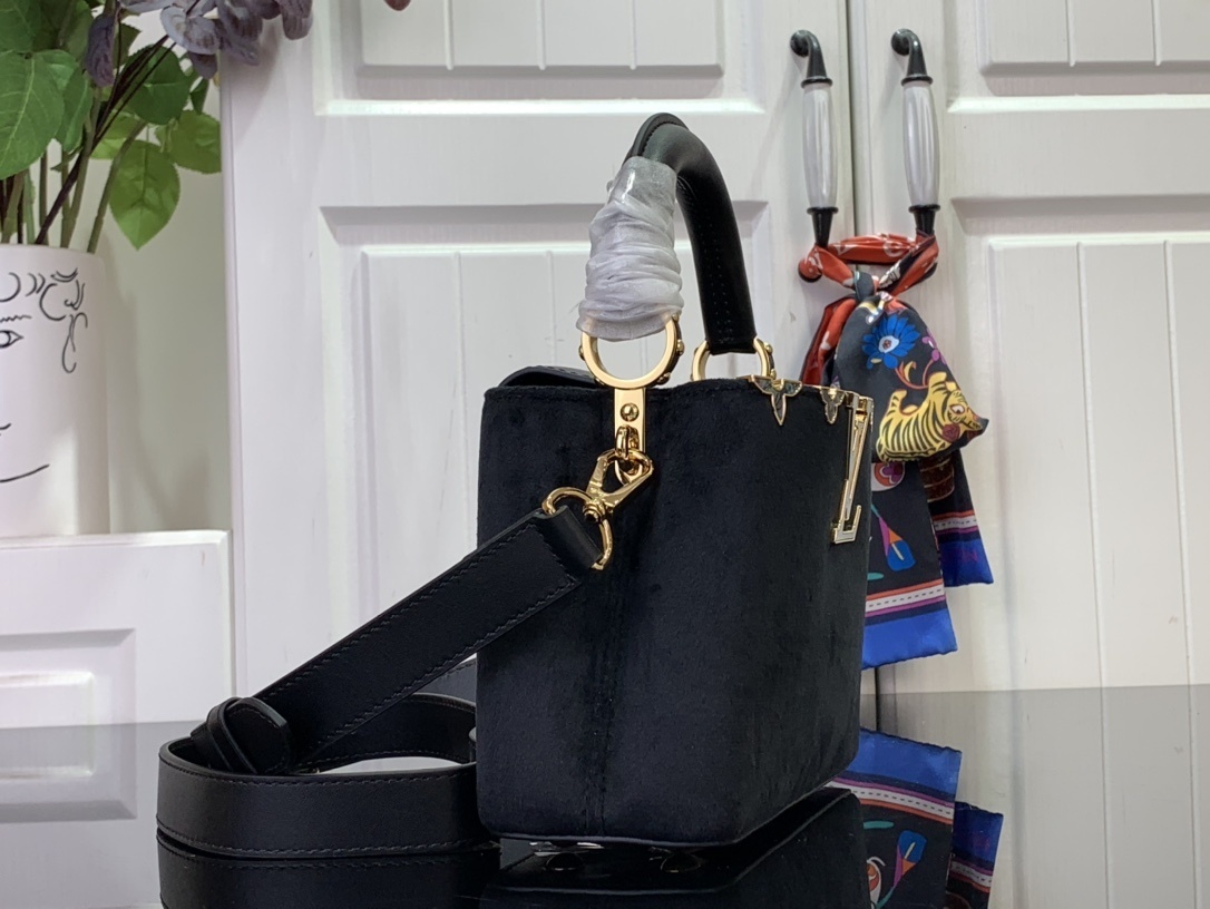 LV CAPUCINES BB m11924