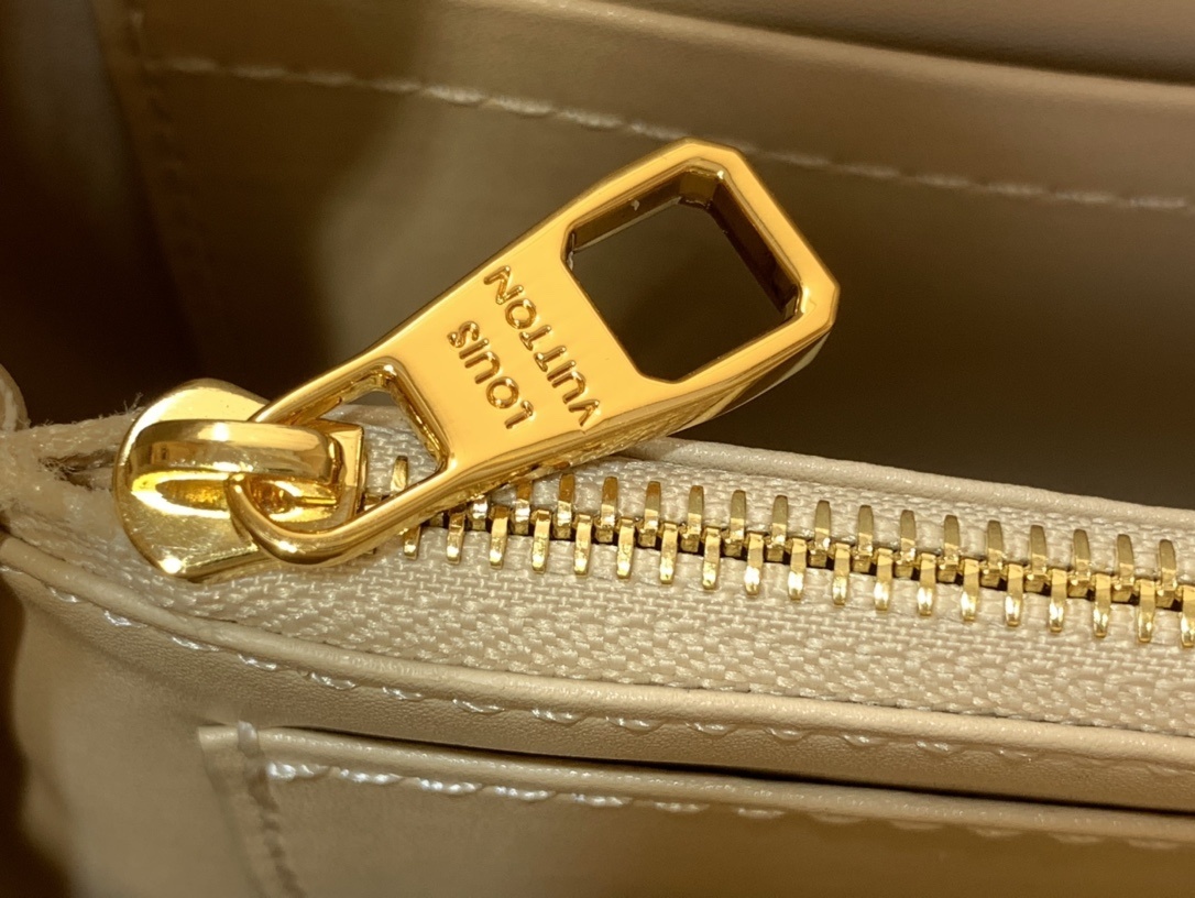 LV CAPUCINES BB m25461