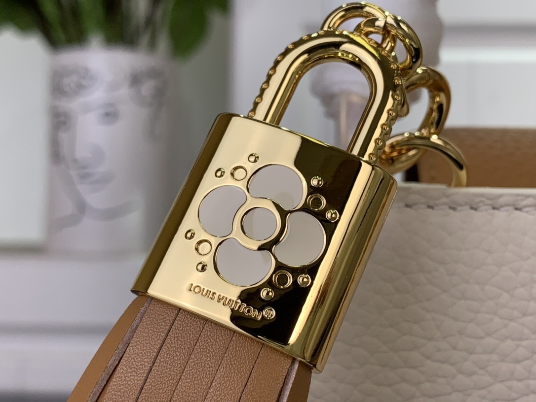 LV CAPUCINES BB m25466