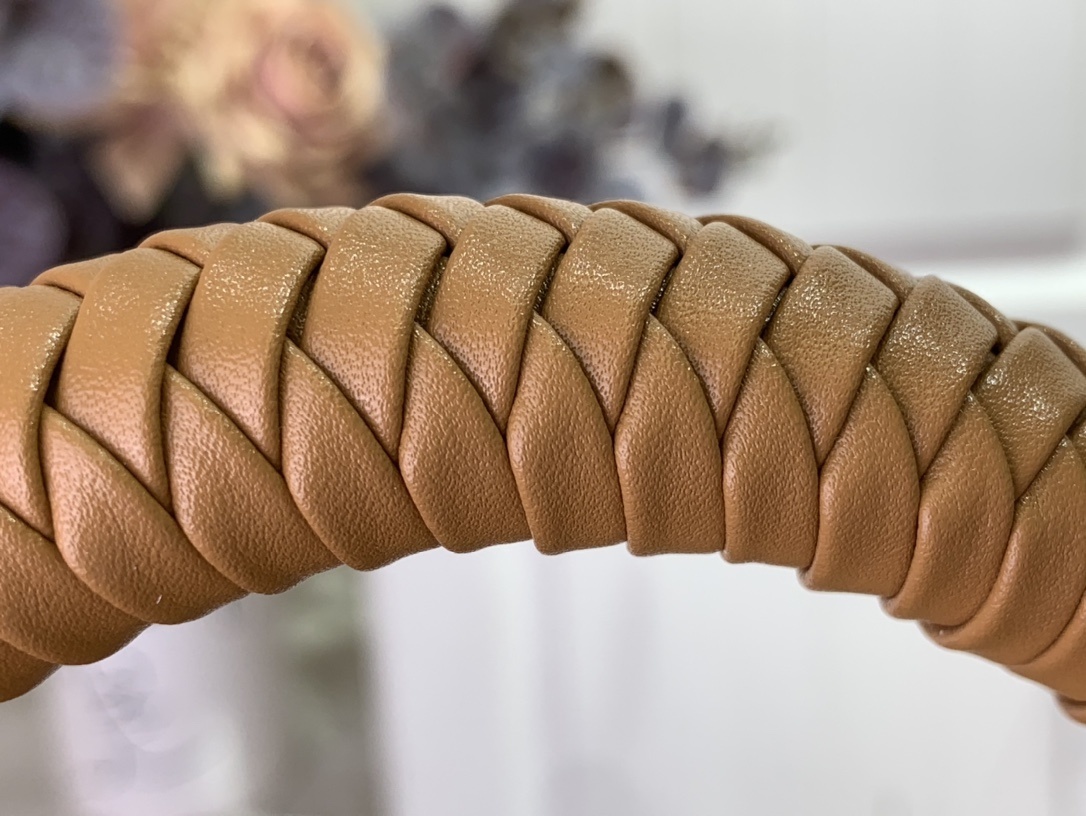 LV CAPUCINES BB m25466