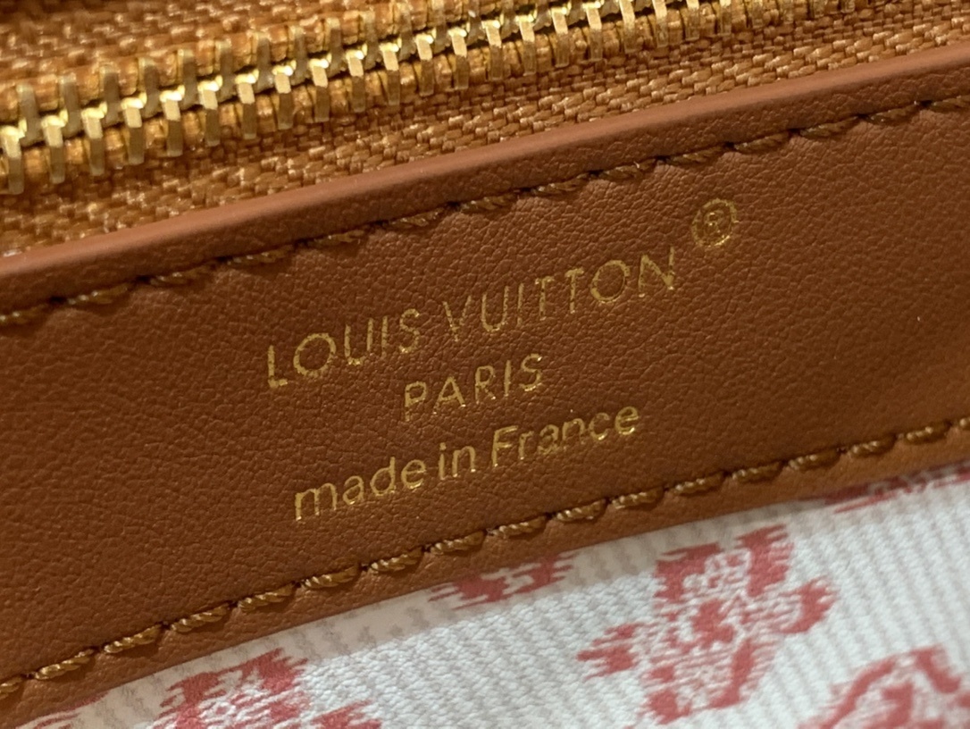 LV CAPUCINES BB m26025
