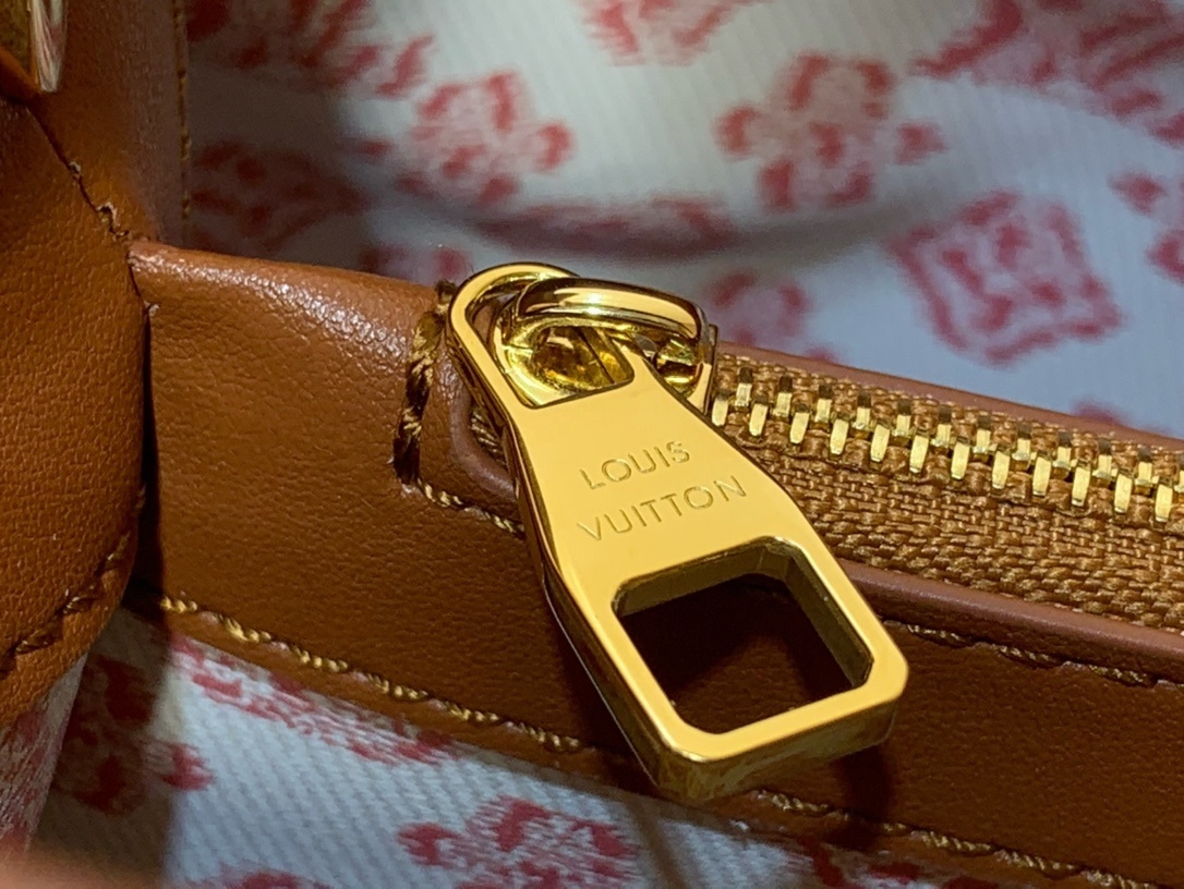 LV CAPUCINES BB m26025