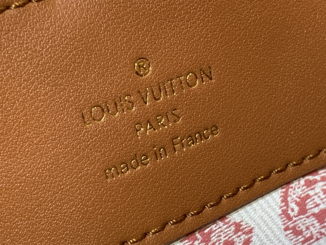 LV CAPUCINES BB m26025
