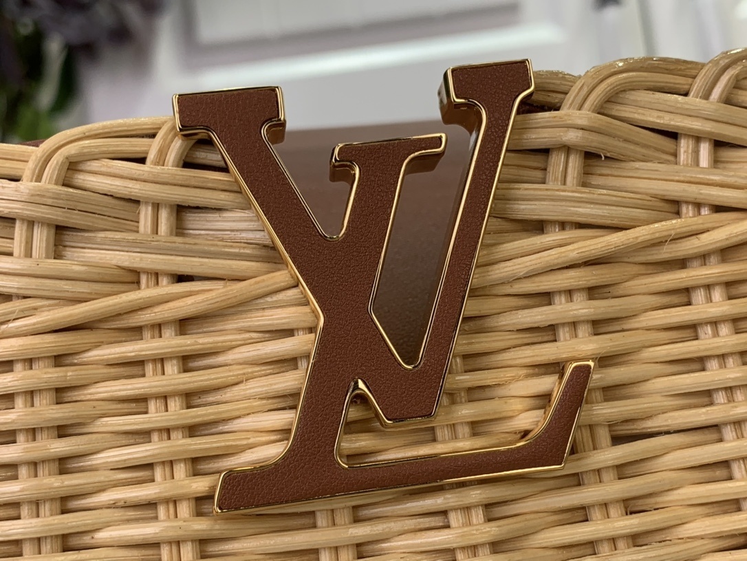 LV CAPUCINES BB m26025