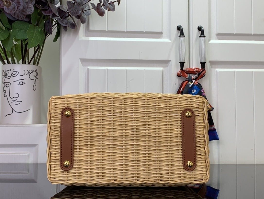 LV CAPUCINES BB m26025