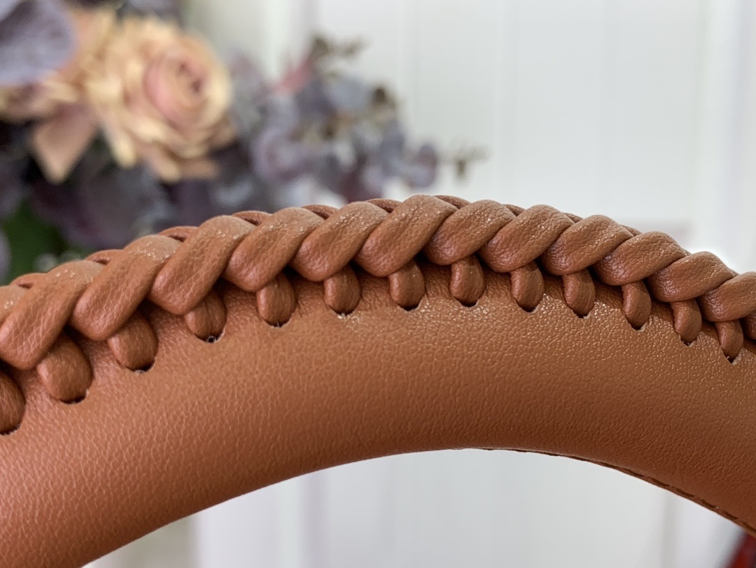 LV CAPUCINES BB m26025