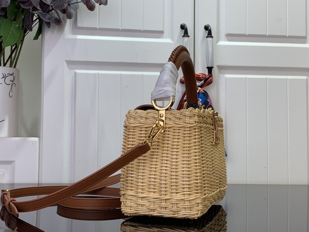 LV CAPUCINES BB m26025