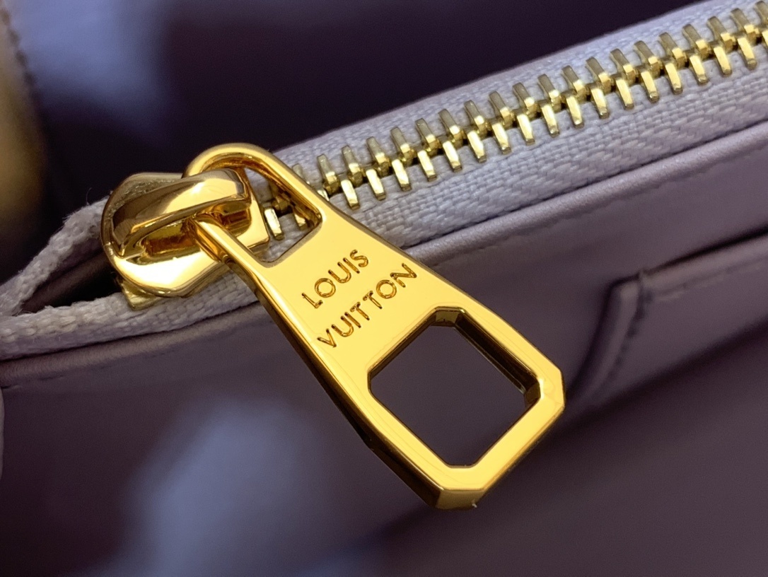 LV CAPUCINES EAST-WEST m25476