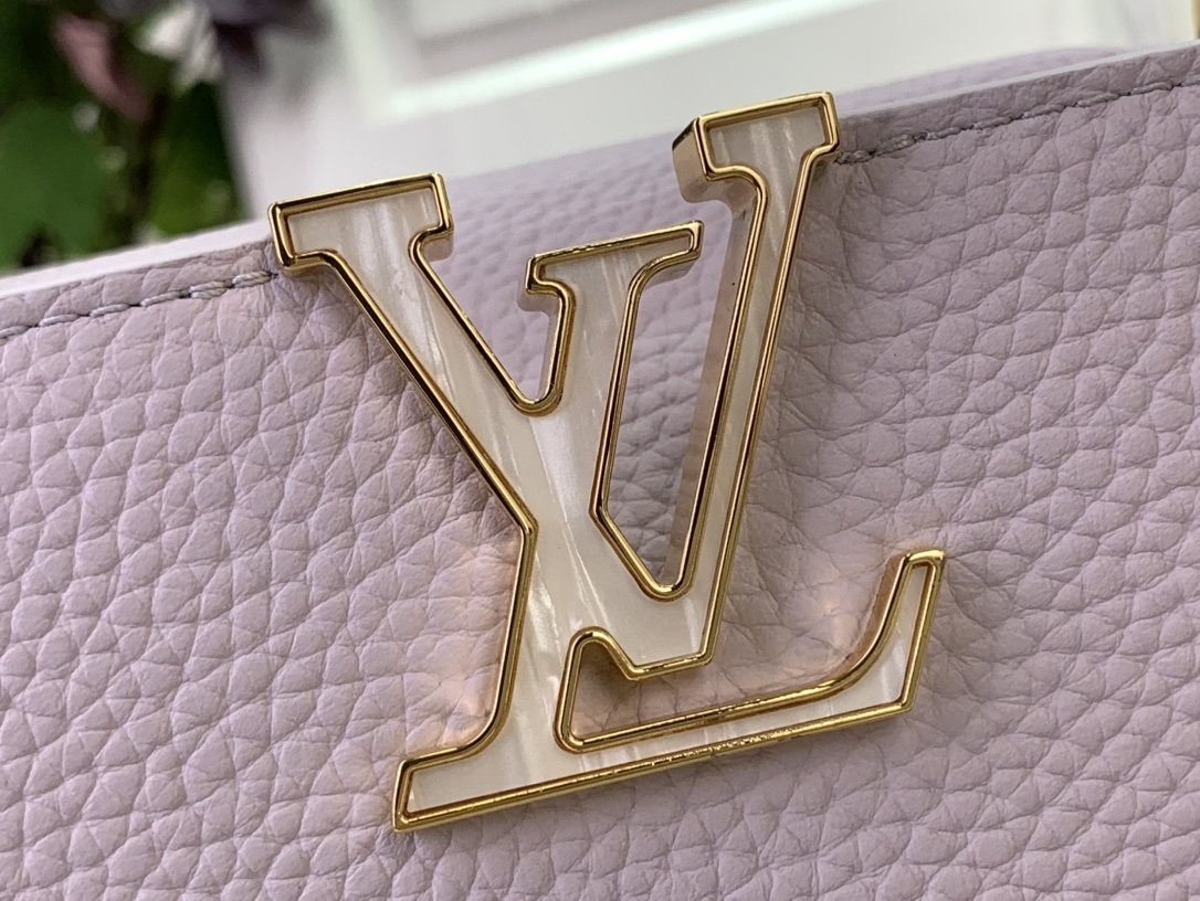 LV CAPUCINES EAST-WEST m25476