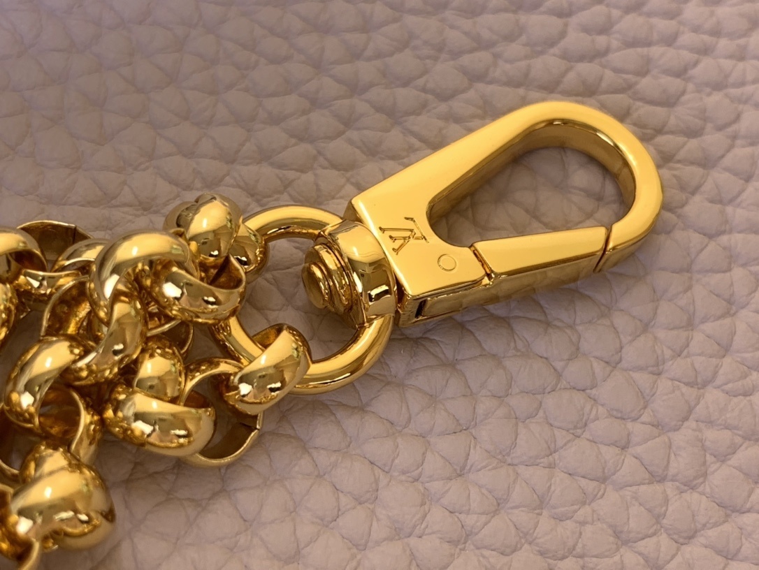 LV CAPUCINES EAST-WEST m25476