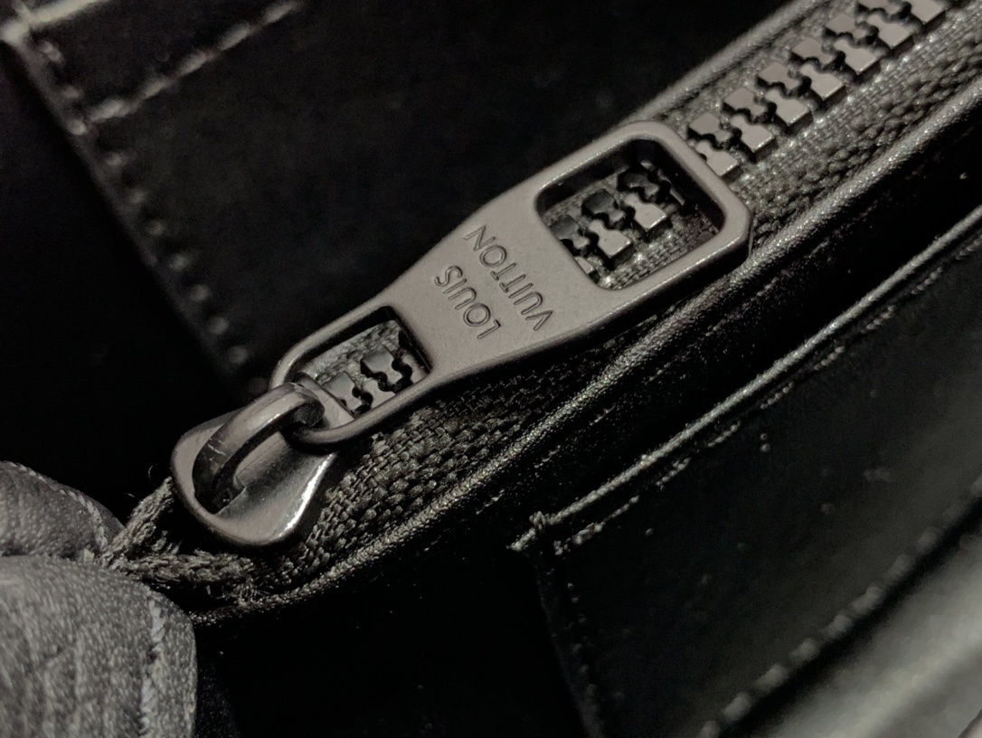 LV Capucines M23955A