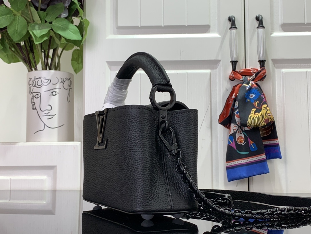 LV Capucines M23955A