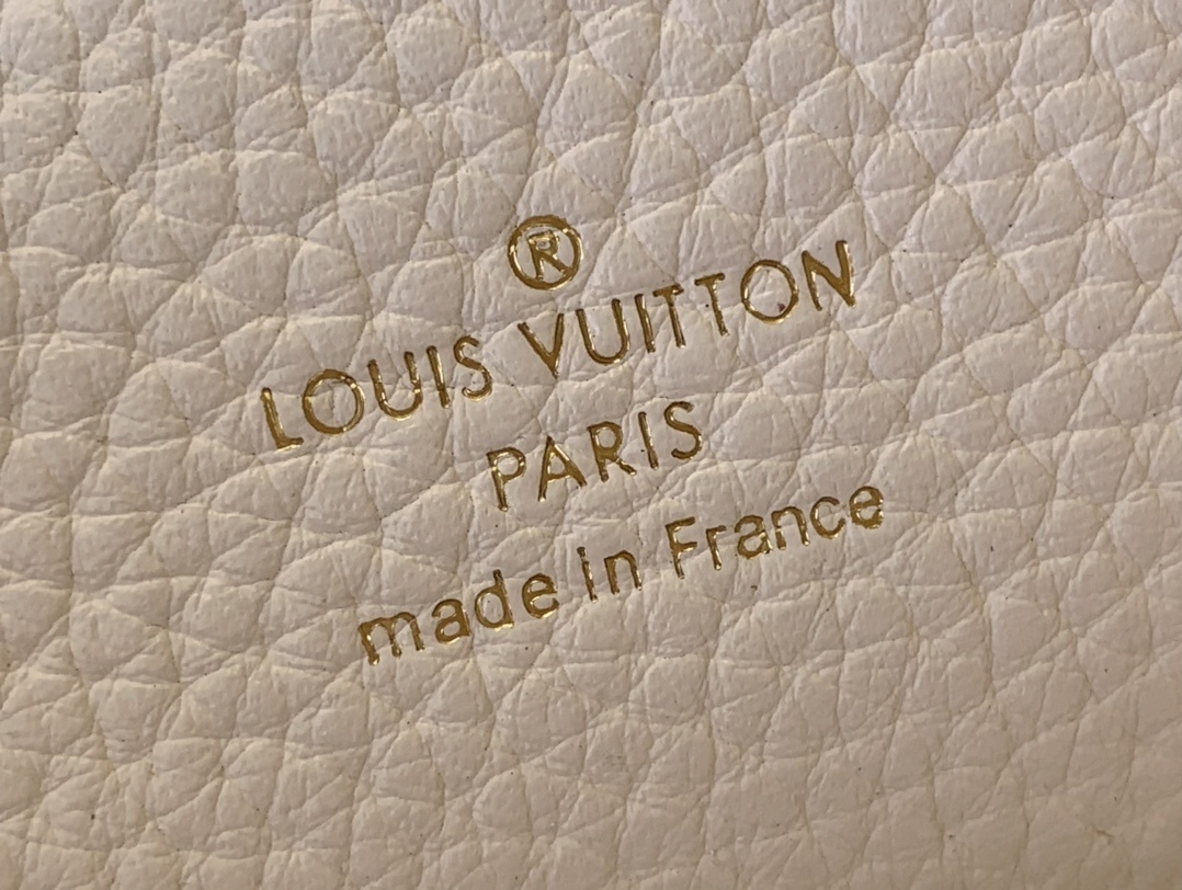 LV CAPUCINES m25497