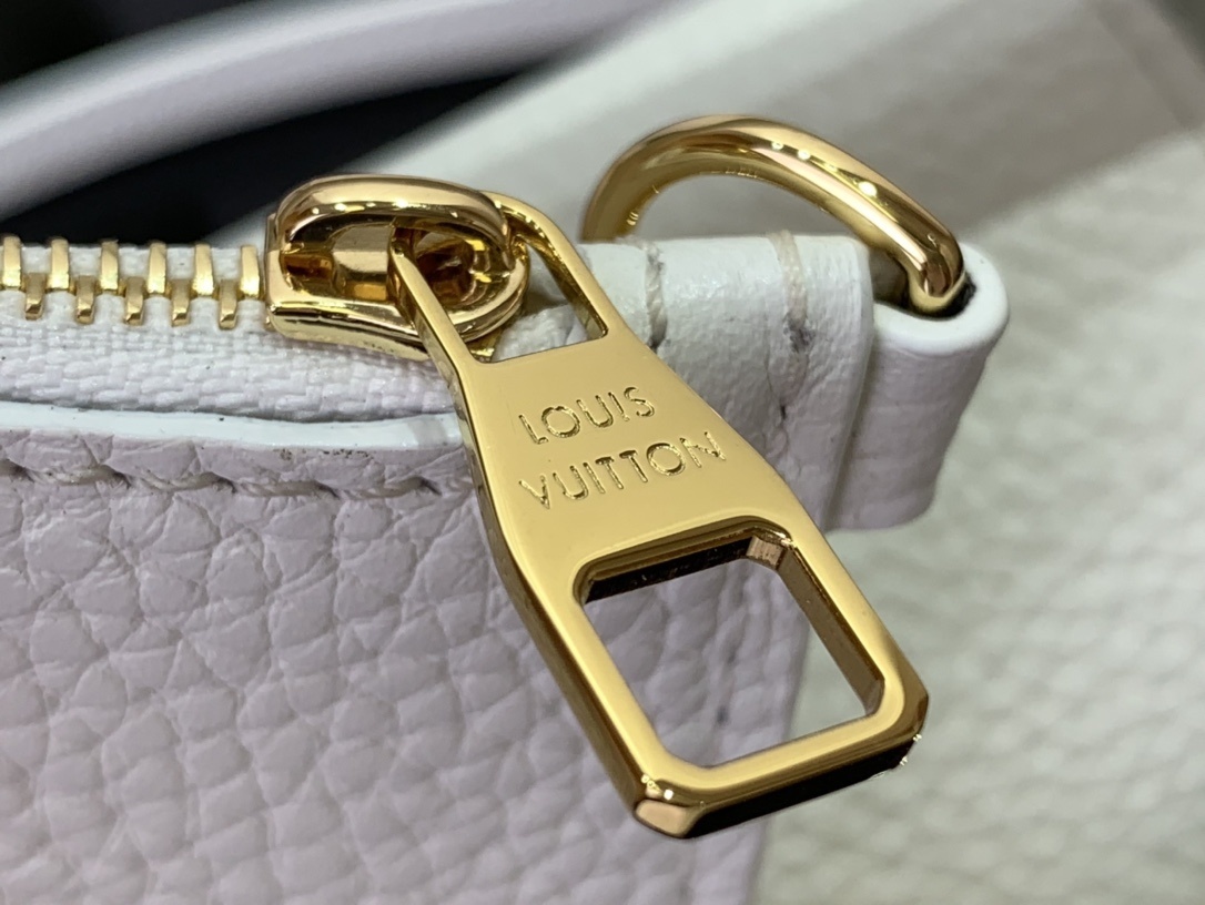 LV CAPUCINES m25497