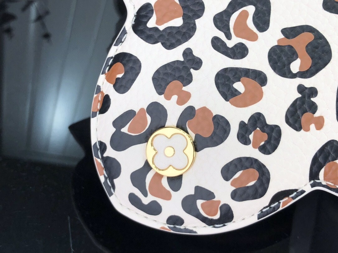 LV CAPUCINES MM M58575