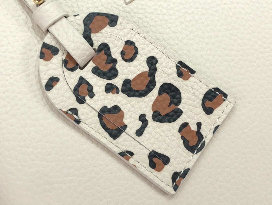 LV CAPUCINES MM M58575