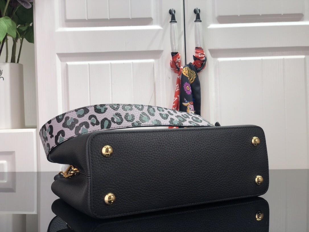 LV CAPUCINES MM M58575