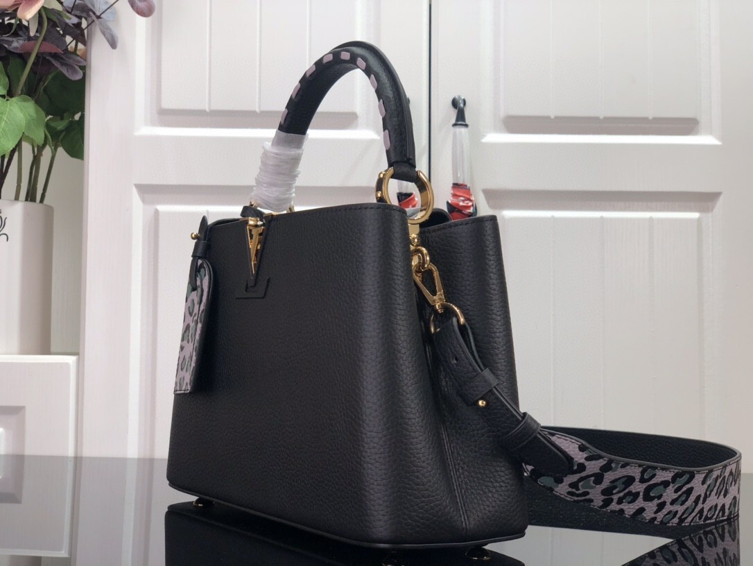 LV CAPUCINES MM M58575