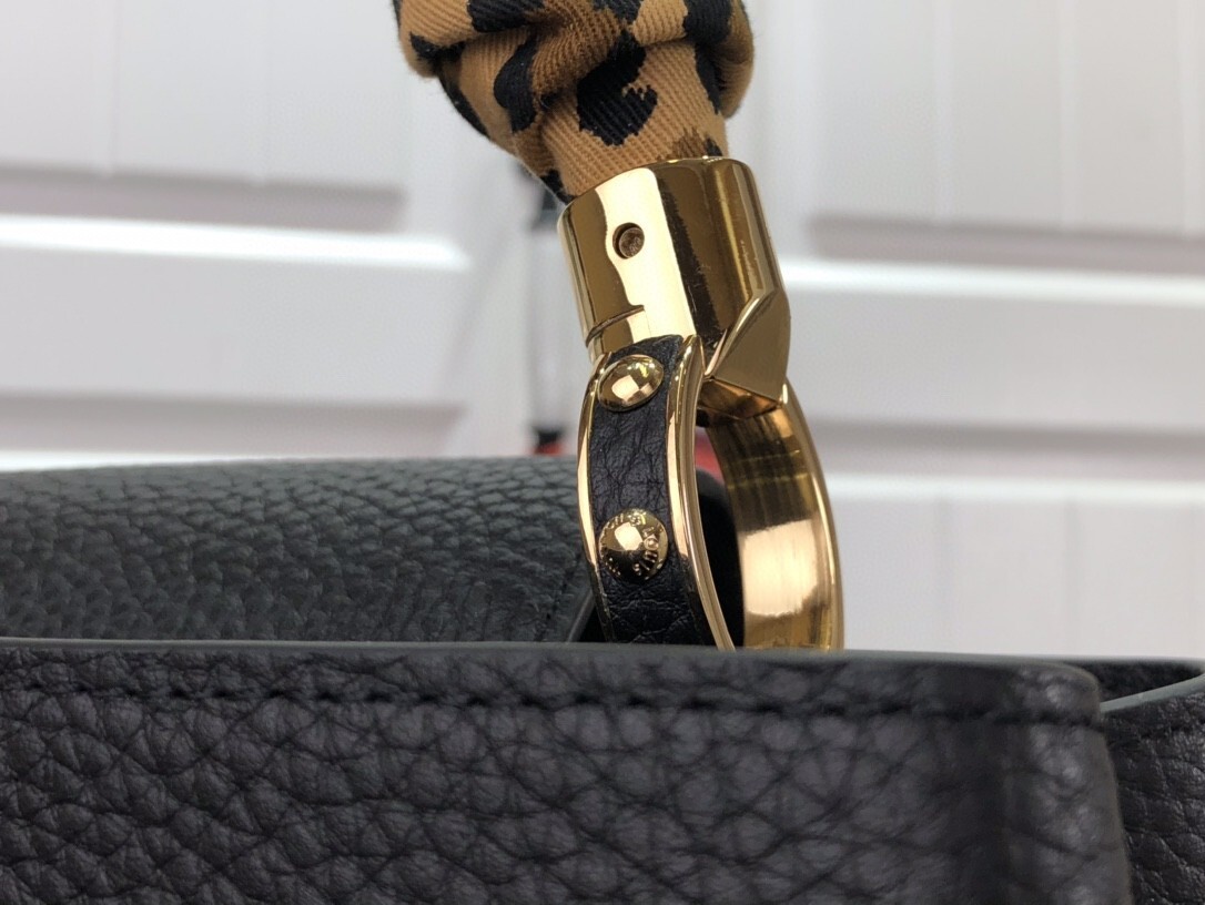 LV CAPUCINES MM M58732