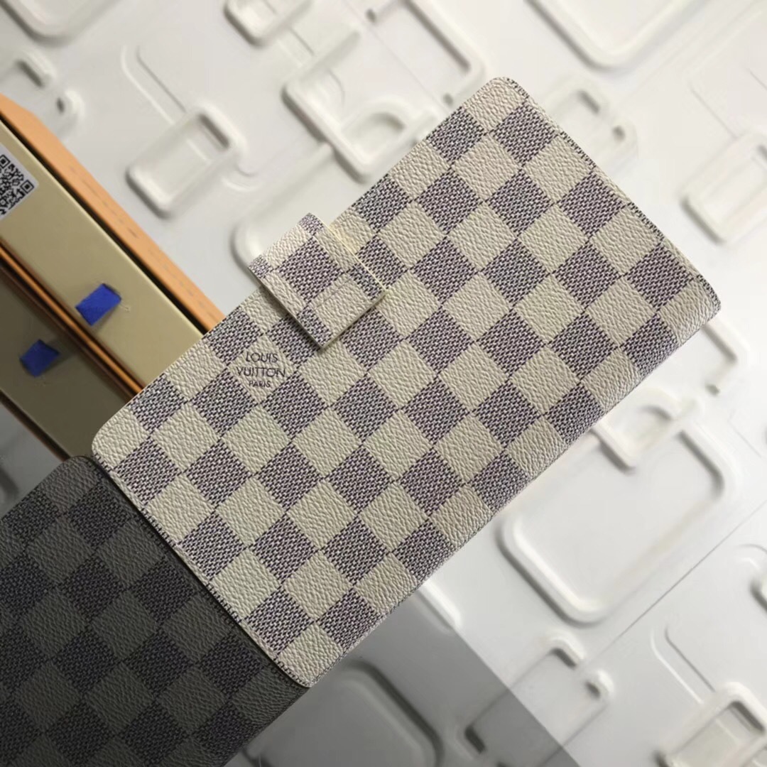 LV Card holder M66530