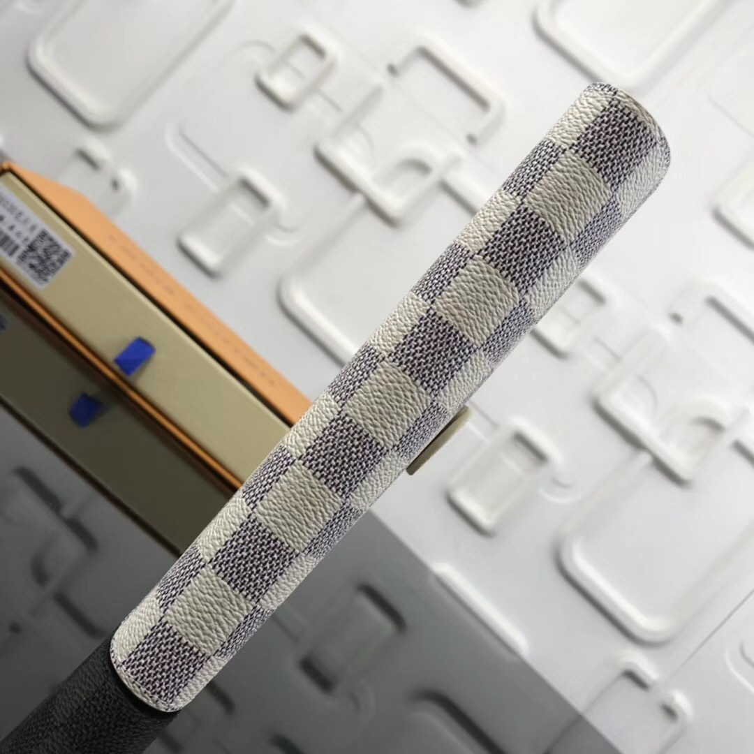 LV Card holder M66530