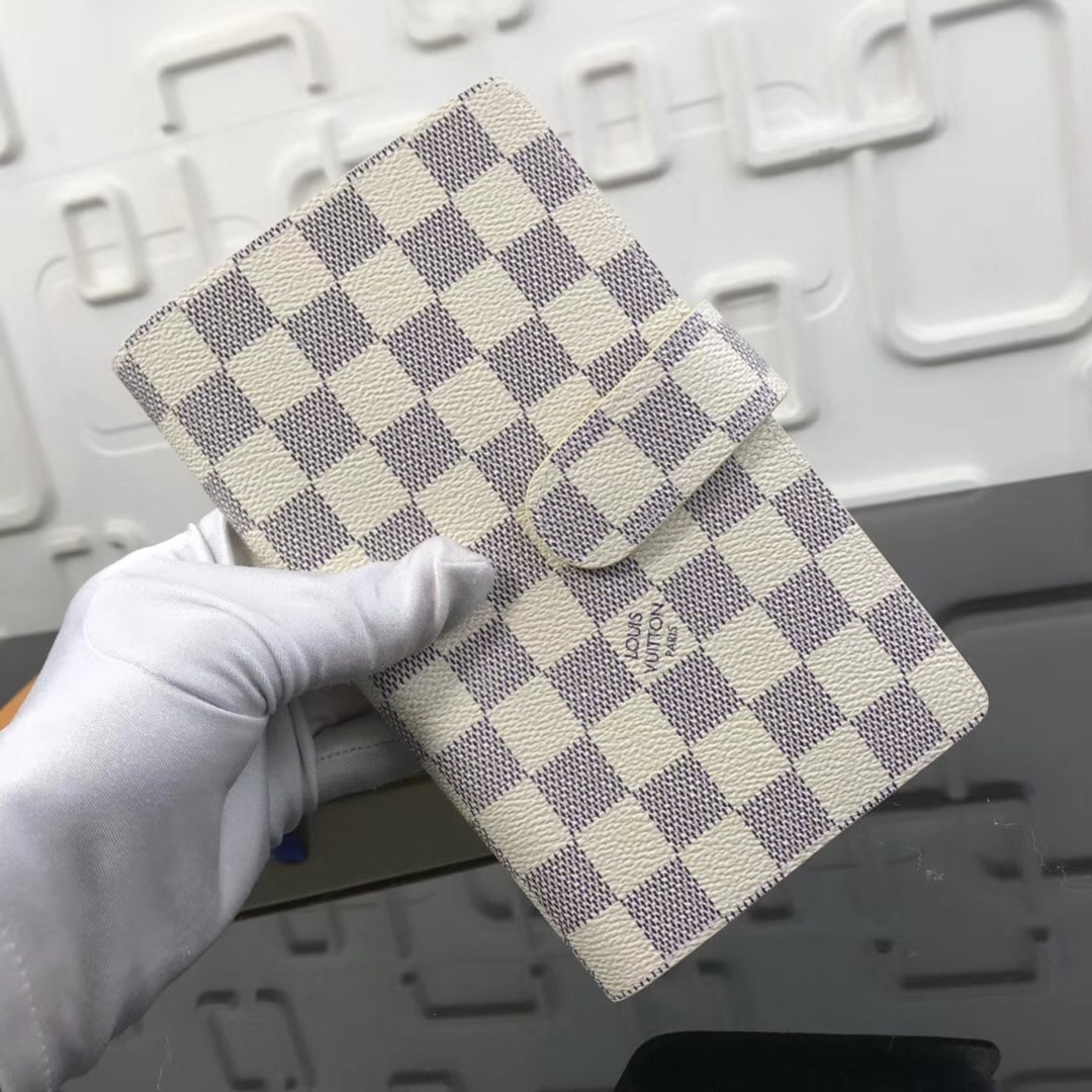 LV Card holder M66530