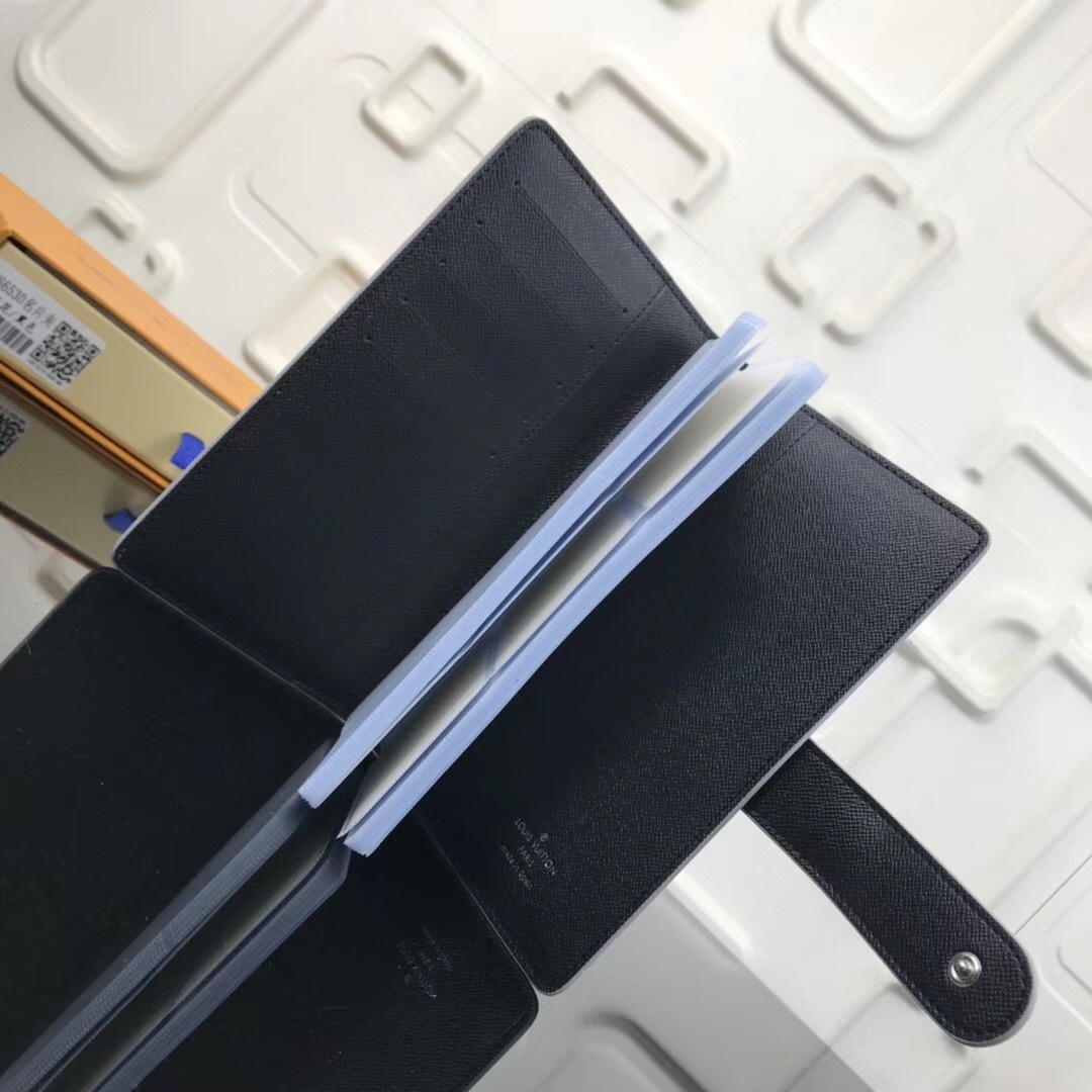 LV Card holder M66530