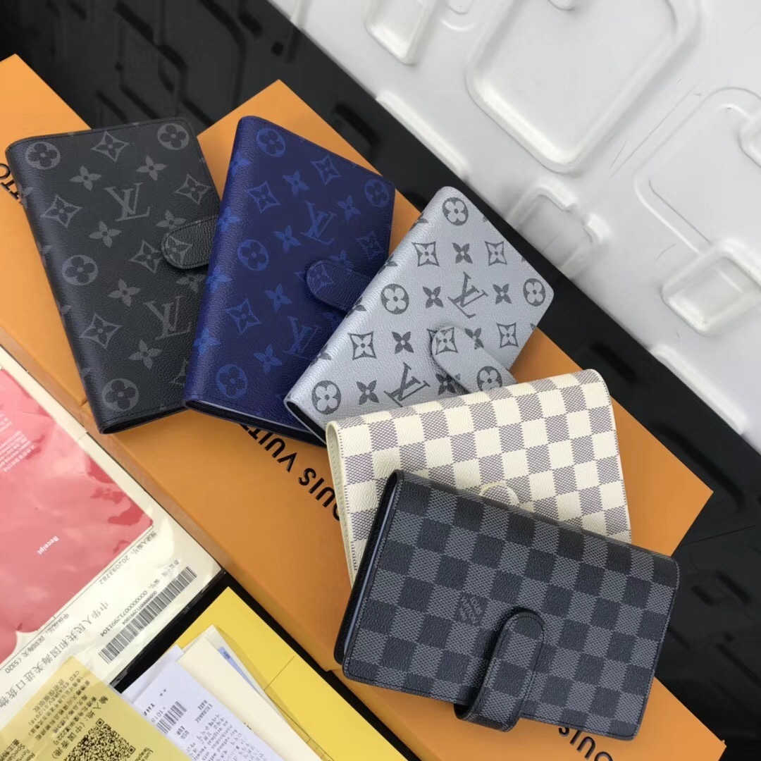 LV Card holder M66530