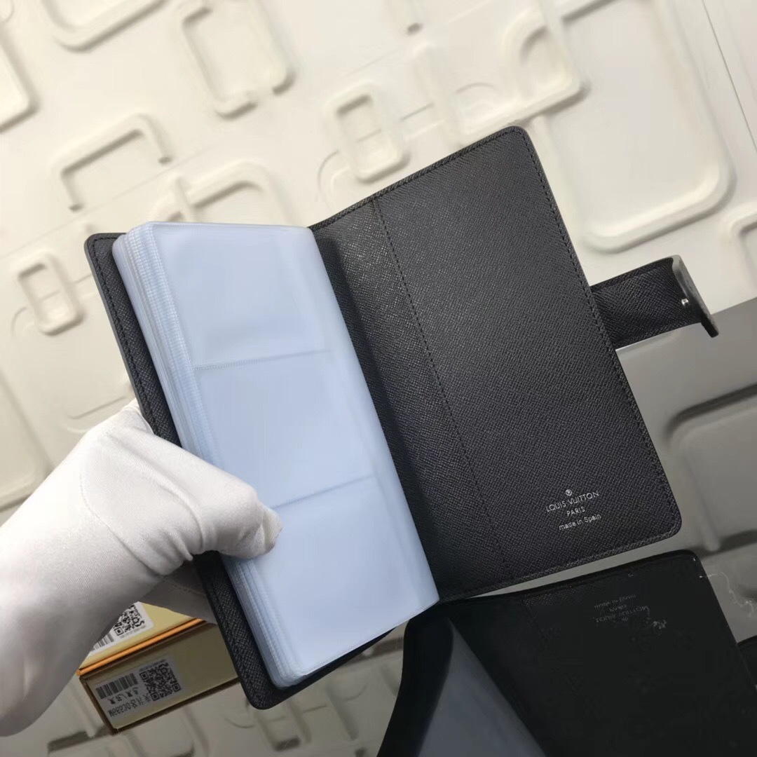 LV Card holder M66530