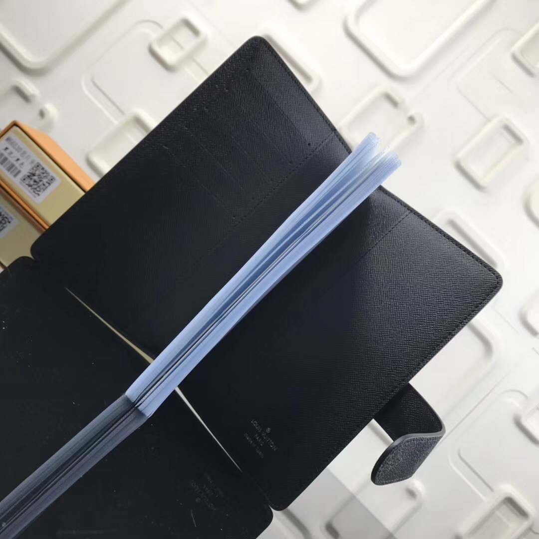 LV Card holder M66530