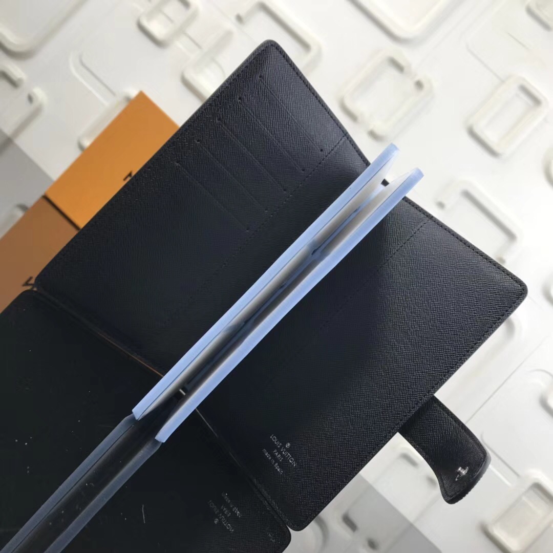 LV Card holder M66530