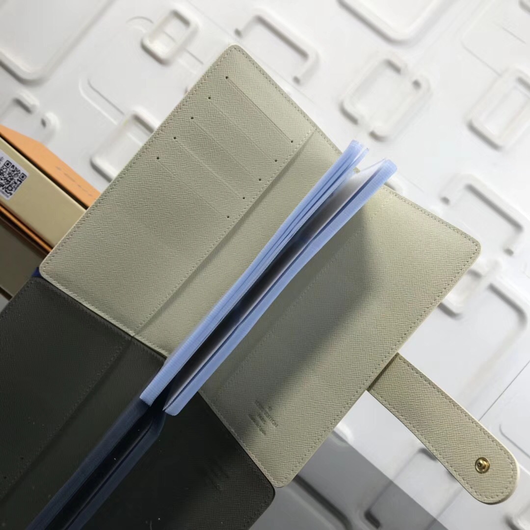 LV Card holder M66530