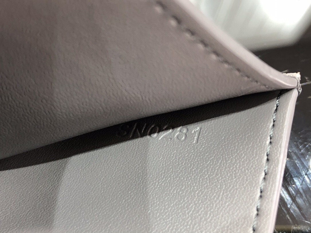 LV CARD HOLDER M69171H