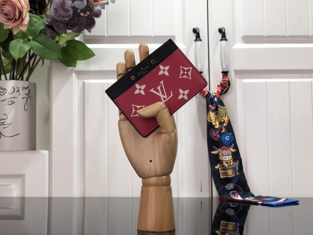 LV CARD HOLDER M81282